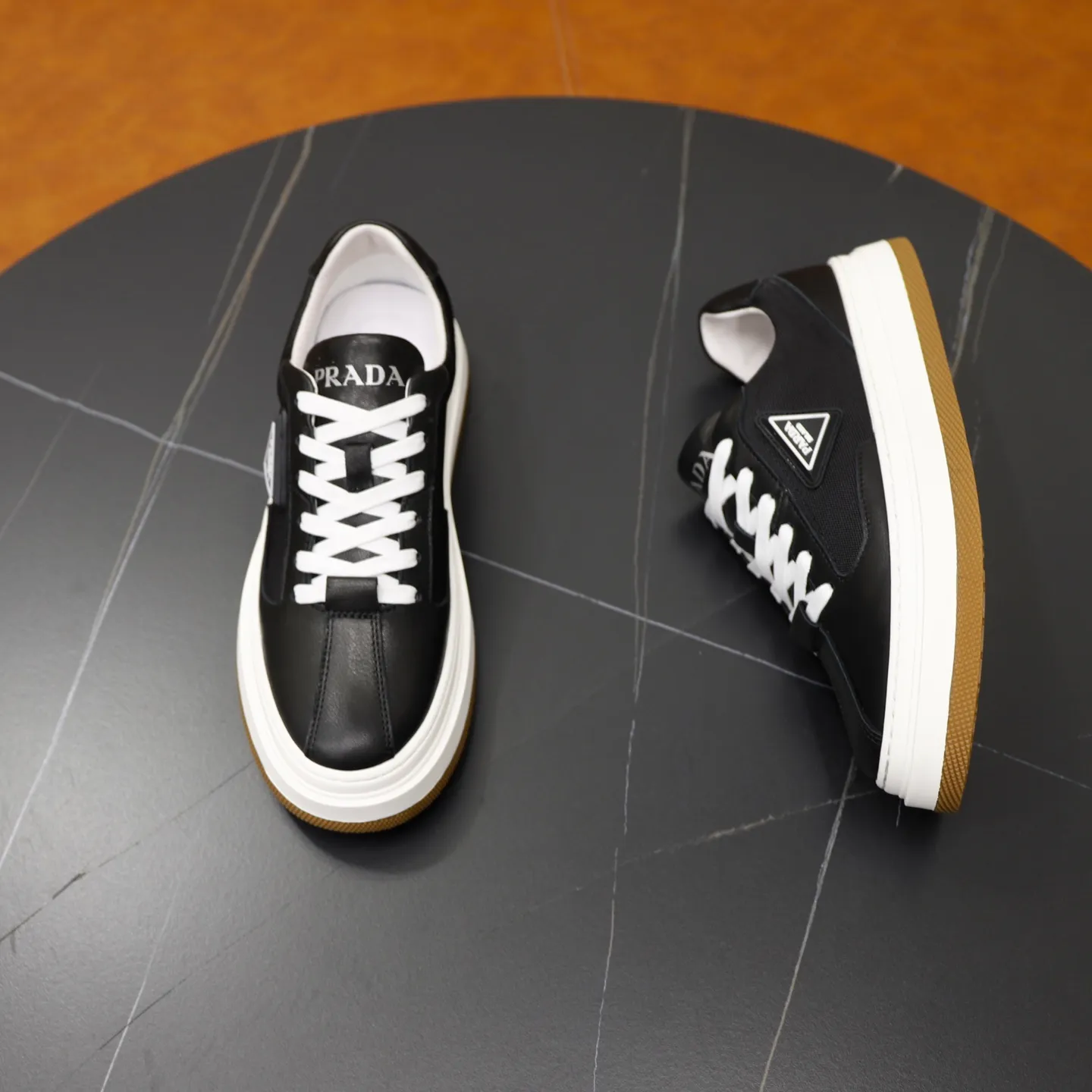 Men's shoes: 440💰🙅‍♂️🙅‍♂️🙅‍♂️ Brand: PRADA Standard code: 38–44 (45 can be customized) Level: Same as the official website Material: Original cowhide fabric Comfortable pigskin lining Lightweight and wear-resistant outsole Style category: Men's fashionable casual shoes and boots Running sneakers Distinguished luxury brand elements Top luxury Color: actual picture color
